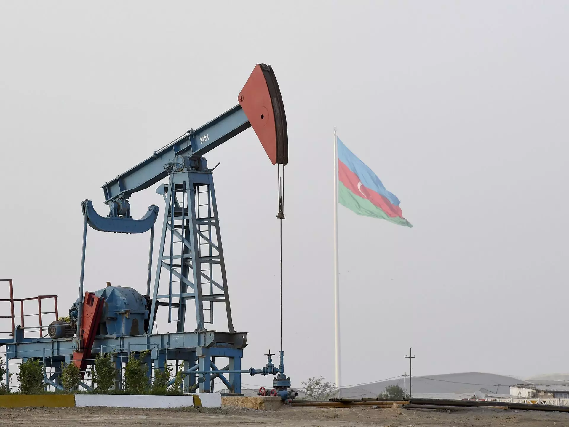 Dünya bazarında Azərbaycan nefti neçəyə satılır?