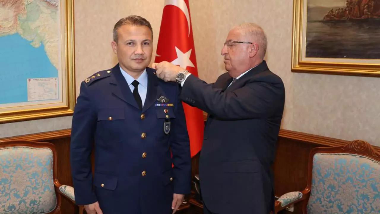 Yaşar Gülər ​​kosmosa uçacaq ilk türk pilota rütbəsini təqdim edib