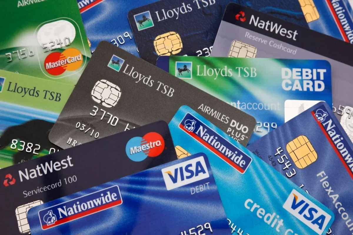 Son bir ayda bank kartlarının sayı 270 mindən çox artıb
