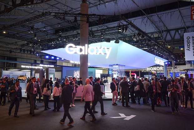 “Samsung” smartfon qolbağını təqdim edib