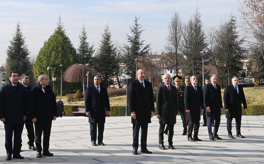 Prezident Ankarada Ulu Öndər Heydər Əliyevin abidəsini ziyarət edib - YENİLƏNİB