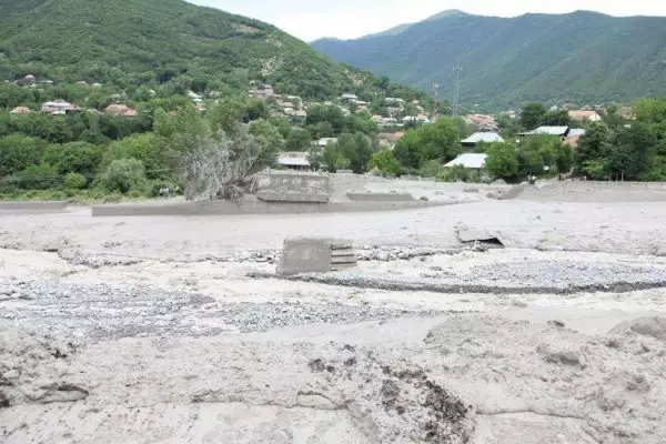 Sel nəticəsində bağlanan Giləzi-Xızı avtomobil yolu açılıb (YENİLƏNİB)