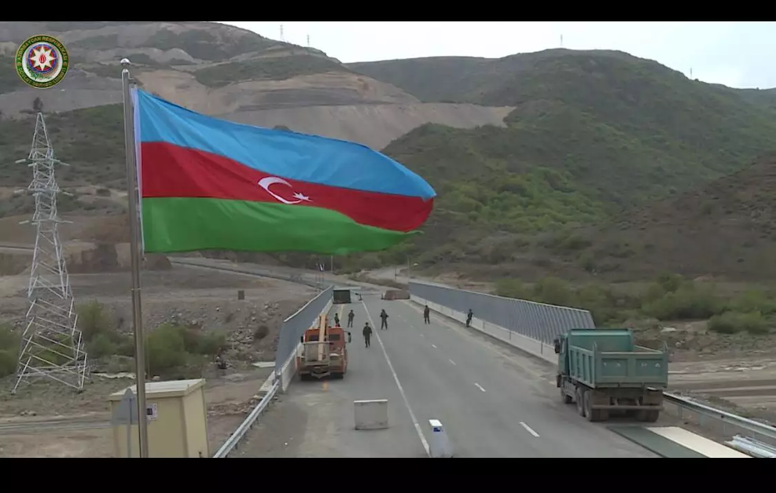 Laçın-Xankəndi yolunun başlanğıcında Azərbaycan bayrağının ucaldılması mərasimi baş tutub