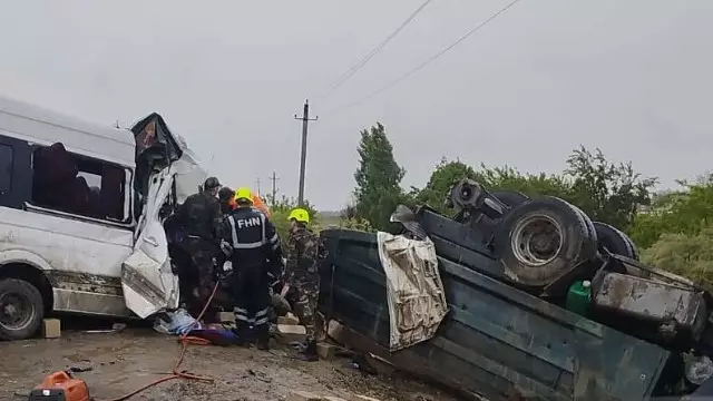 Kürdəmirdə mikroavtobus "KamAZ"a çırpıldı - ÖLƏNLƏR VAR