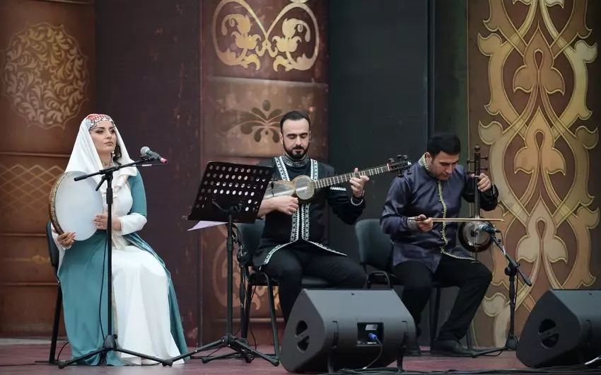 Molla Pənah Vaqifin muzey-məqbərə kompleksi önündə Vaqif Poeziya Günlərinin açılışı olub (FOTO)