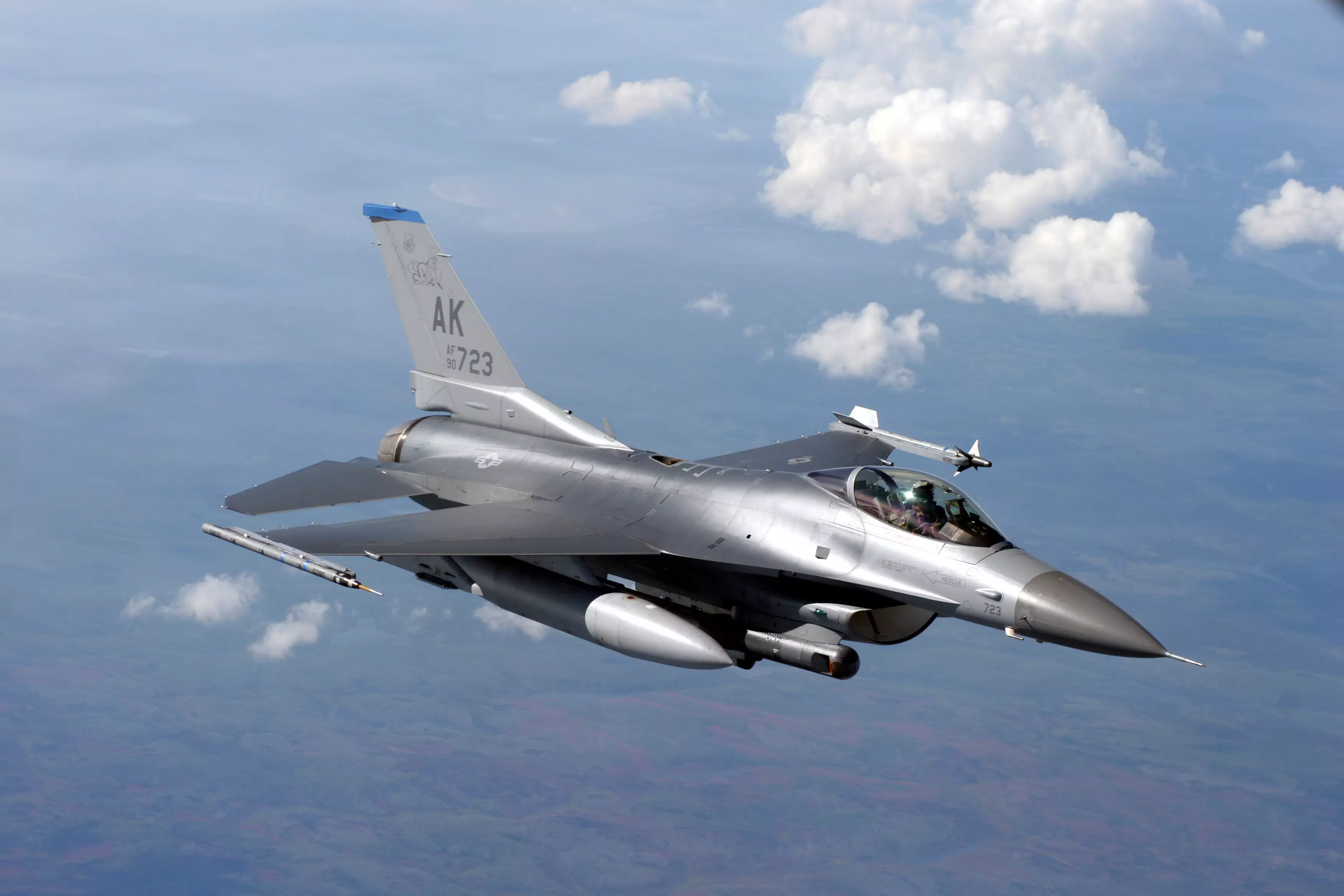 ABŞ Ukrayna pilotlarına "F-16" təlimi keçəcək