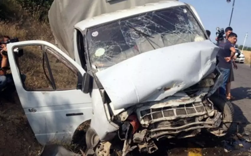 Yevlaxda yol qəzası: Sürücü yaralandı
