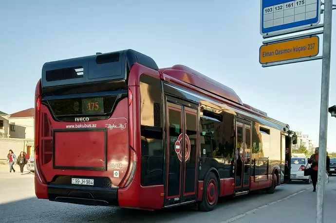 Bu avtobuslar gecikir - SİYAHI