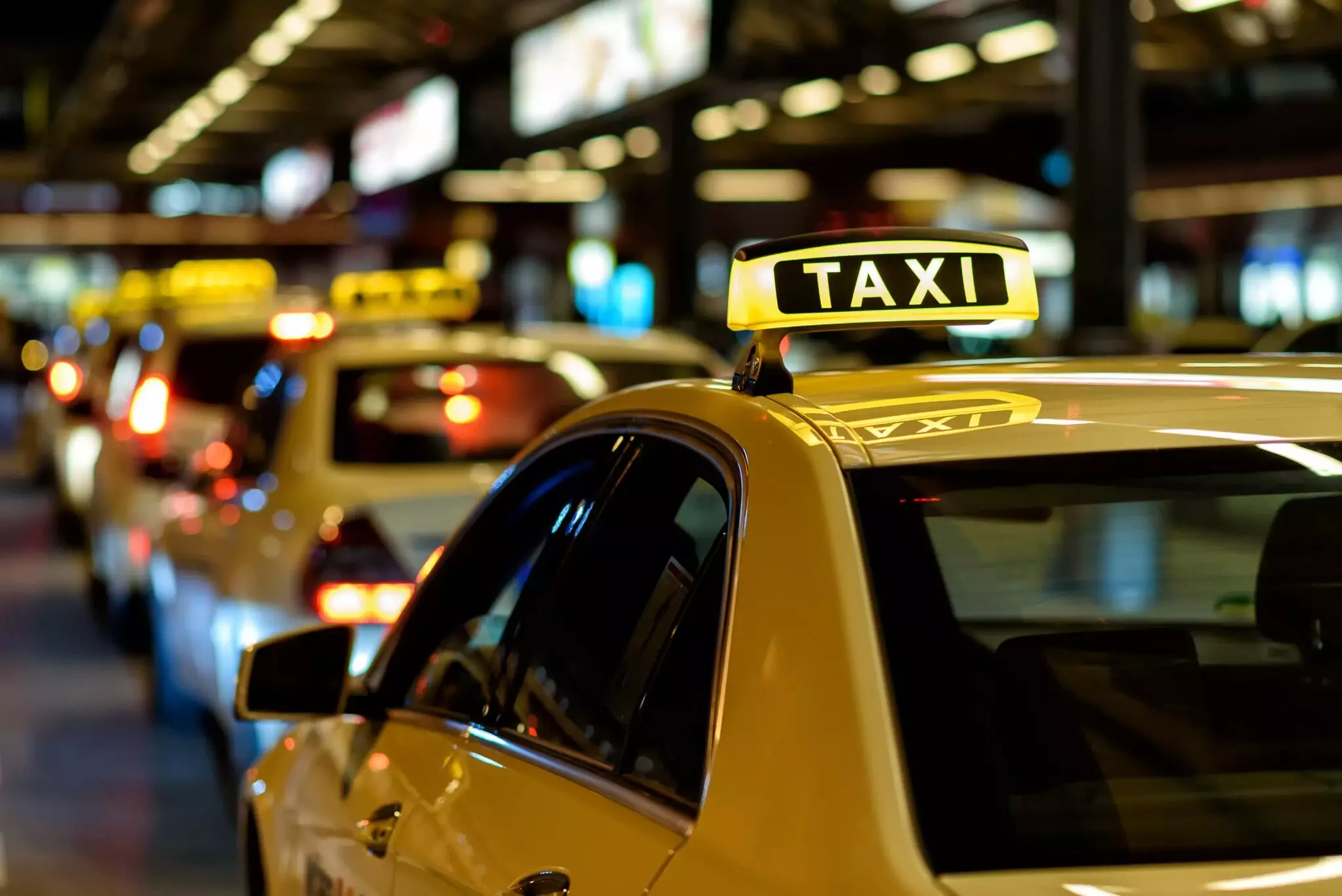 Taksi sürücüsü qadın sərnişinə qarşı soyğunçuluq edib