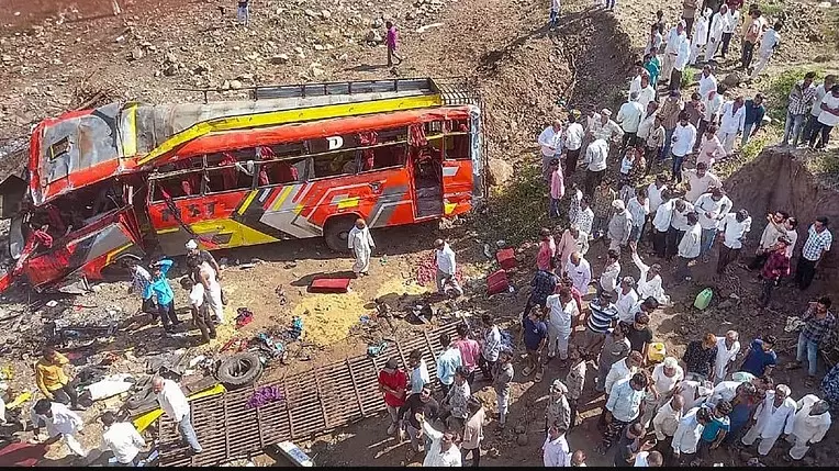 Hindistanda avtobusun körpüdən aşması nəticəsində 22 nəfər ölüb