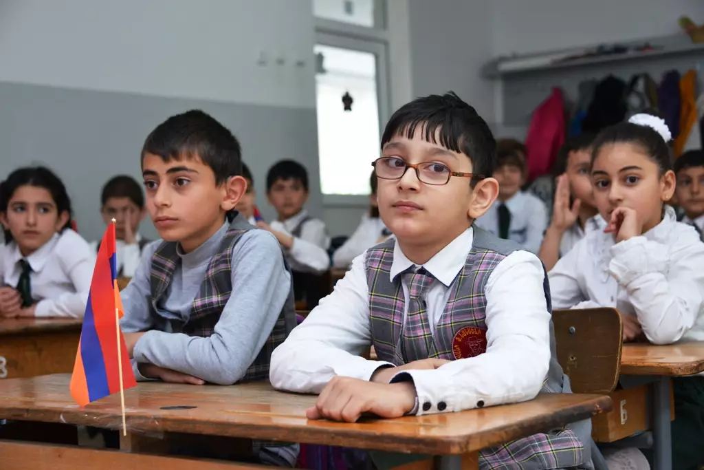 Ermənistanda Azərbaycan dilini tədris edəcək müəllim axtarılır