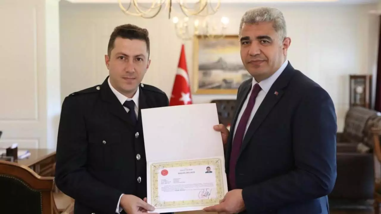 Türkiyədə Azərbaycan bayrağına xüsusi diqqət göstərən polis təltif edilib