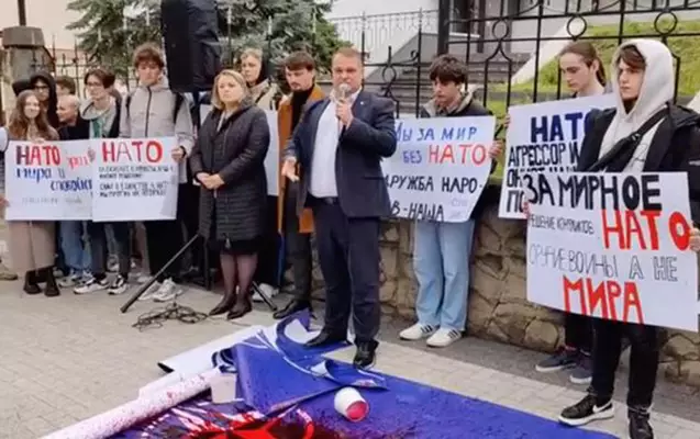 Moldovalı deputat NATO bayrağını cırdı