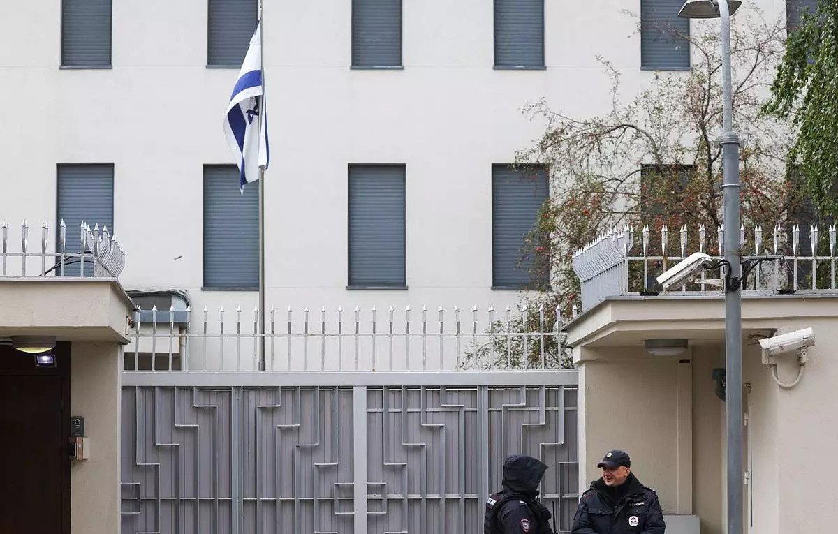 İsrailin Moskvadakı səfirliyinin binasındakı bayraq yarıya qədər endirilib