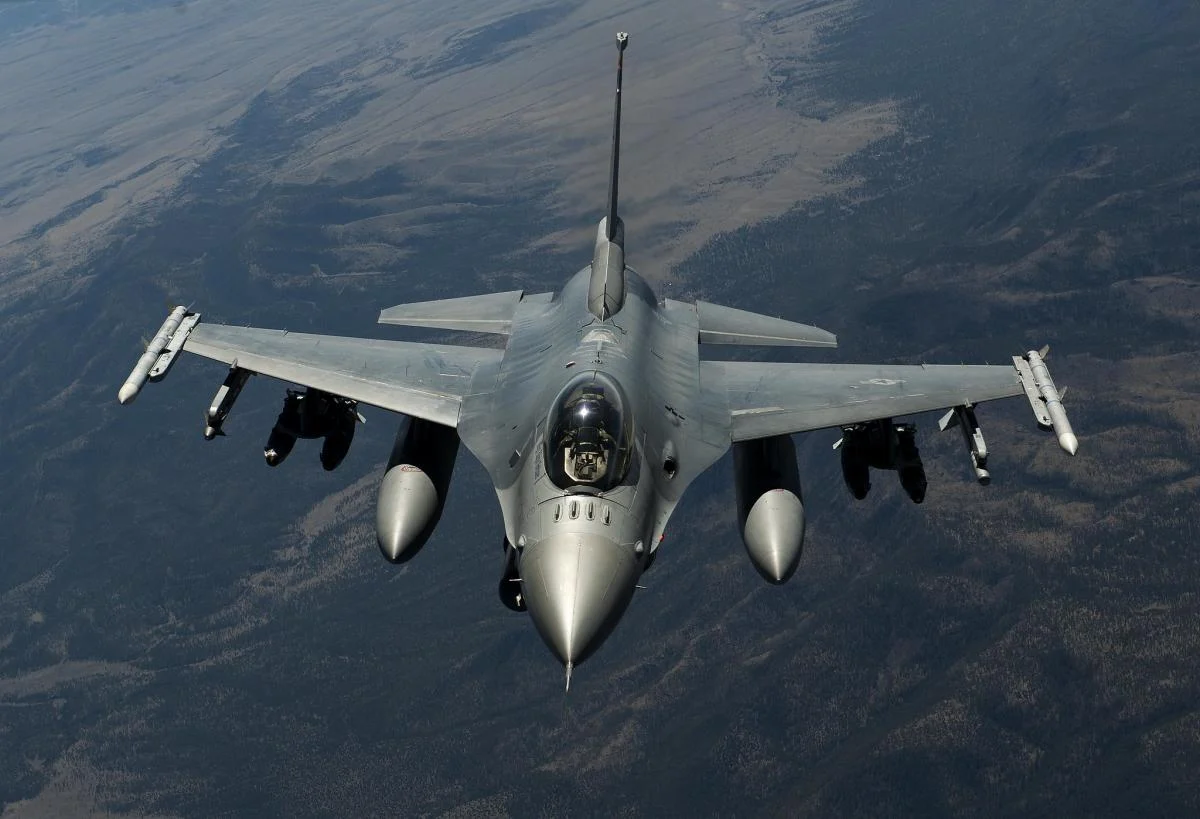 Ukraynaya F-16 qırıcılarının verilməsi müttəfiqlərlə müzakirə edilməlidir - Poulsen