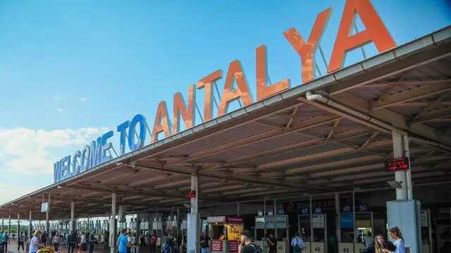 Antalyaya hava yolu ilə gələn turistlərin sayı 9 milyonu keçib