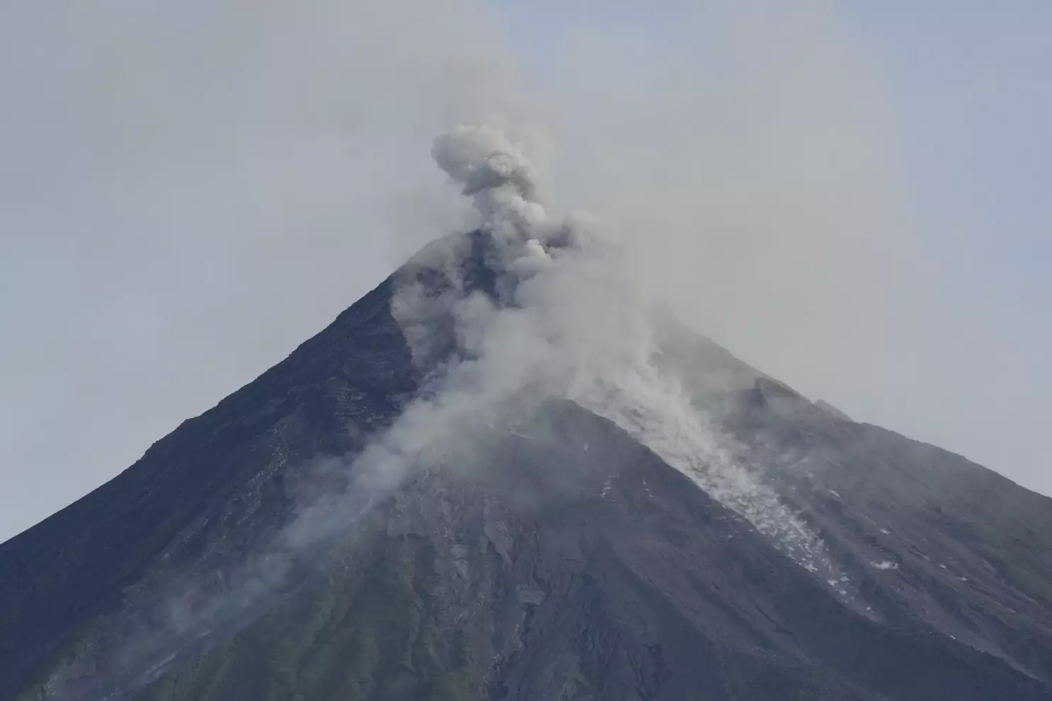 Filippin hakimiyyəti vulkana görə daha 30 min insanı təxliyə edəcək