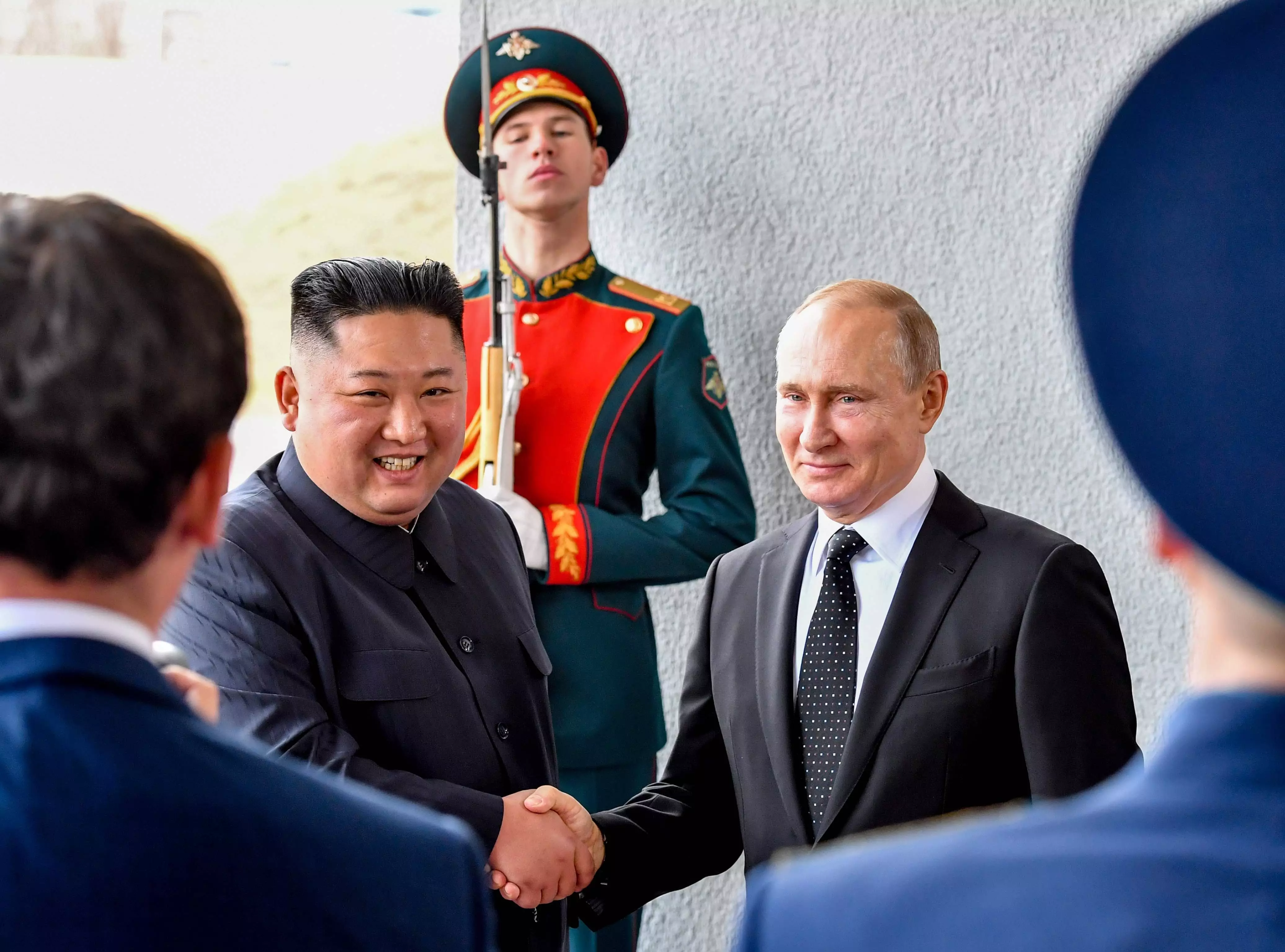 Putin Kim Çen İn ilə görüşüb