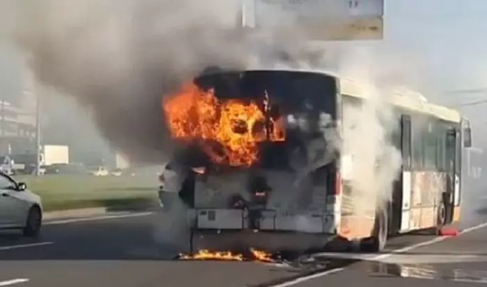 Ağsu rayonununda sərnişin avtobusu yanıb