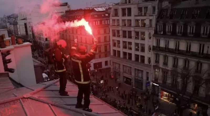 Fransada etirazlar davam edir: Bələdiyyə binası yandırıldı