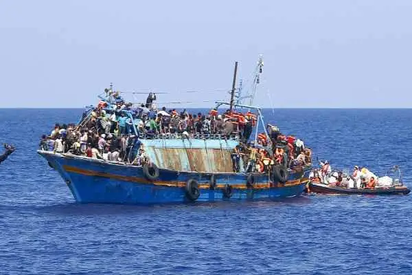 Miqrantları daşıyan gəmi batdı, 25 nəfər öldü