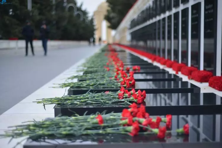 Türkiyə parlamentinin sədri Şəhidlər xiyabanını ziyarət edib