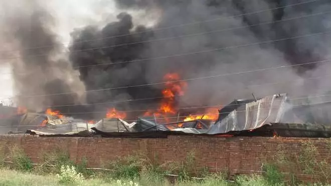 Dərman fabriki yandı: 2 ölü