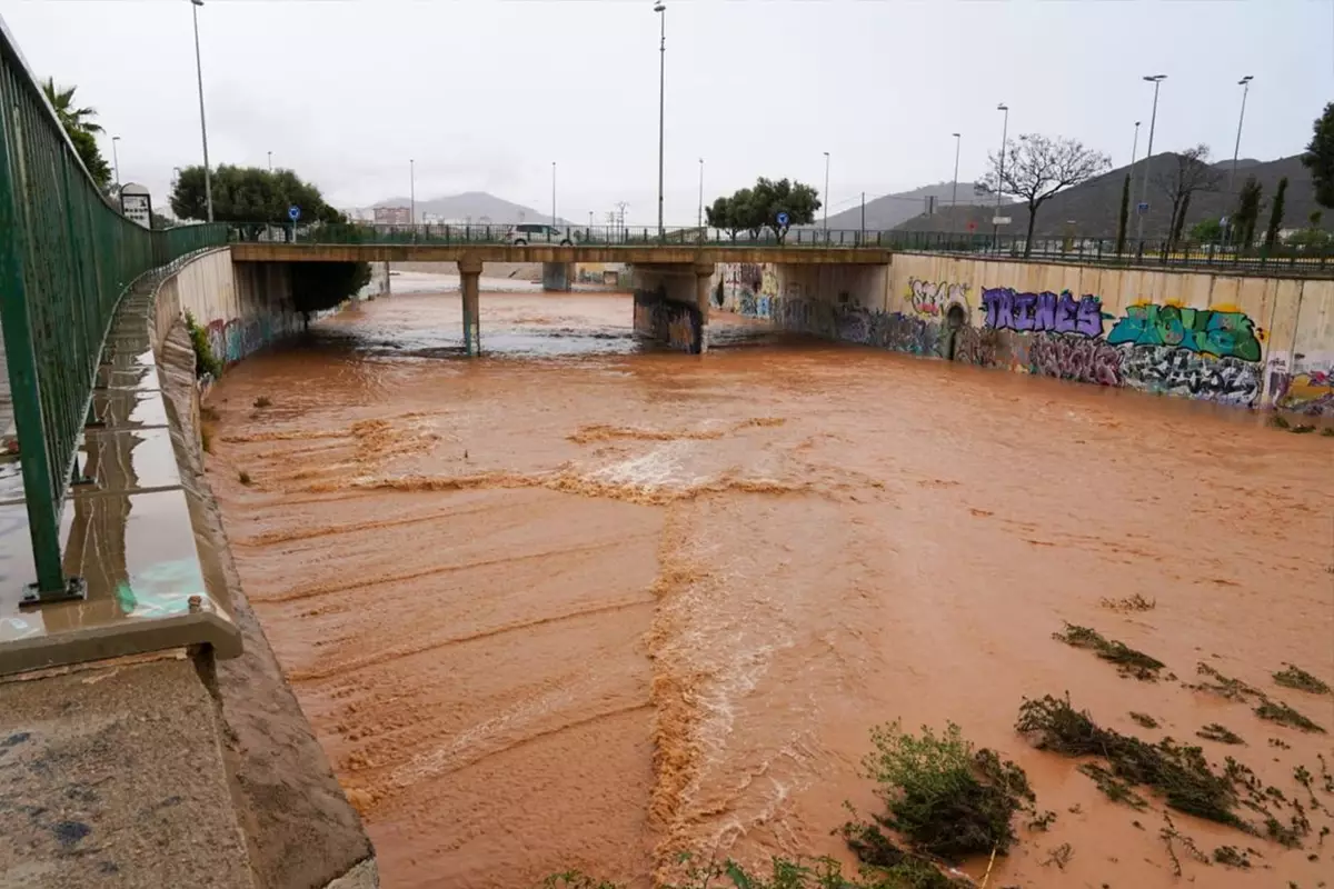 İspaniyada daşqın: Sel suları avtomobilləri apardı
