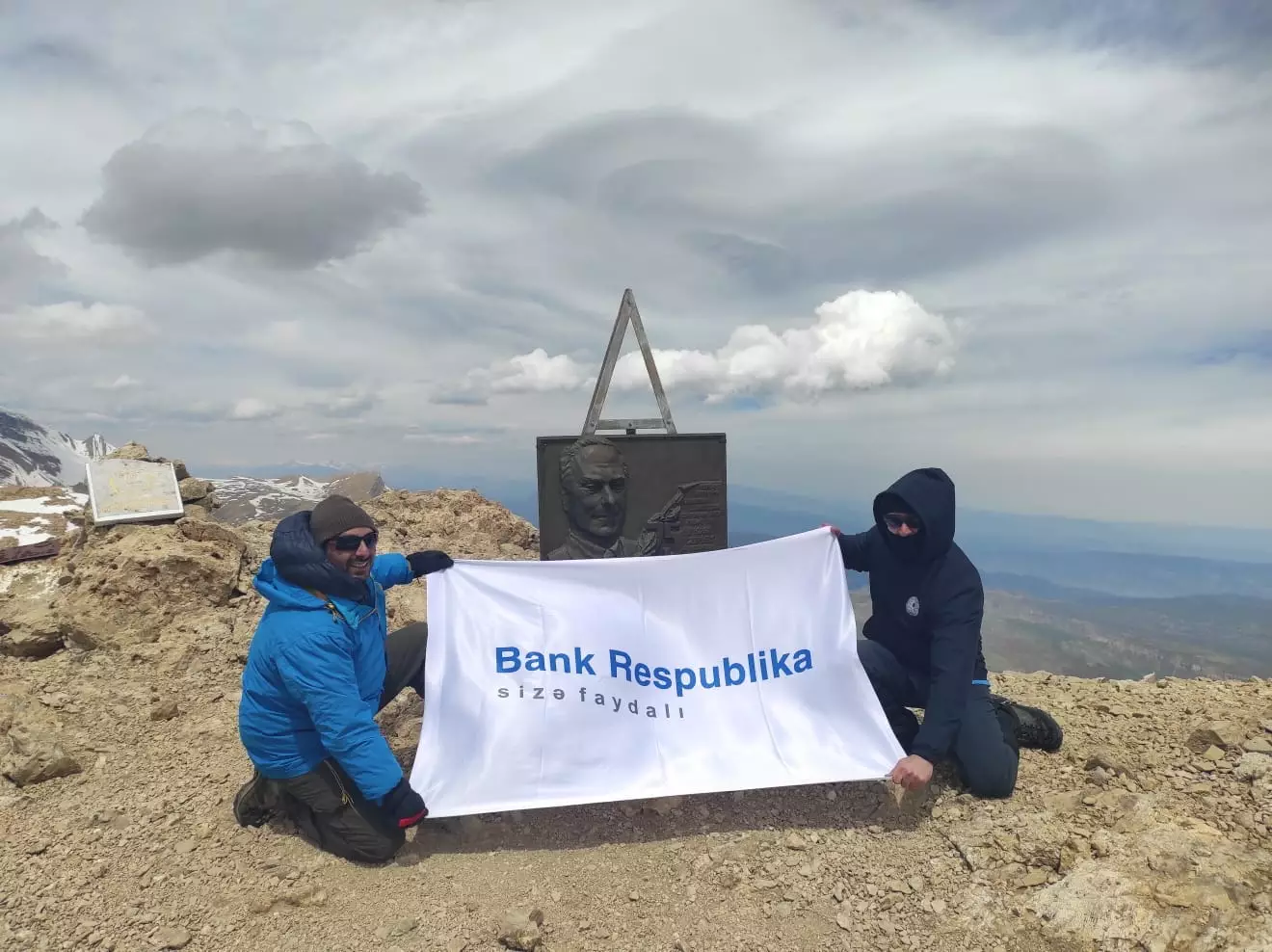 Bank Respublika əməkdaşları  “Heydər zirvəsi”nə yürüş ediblər