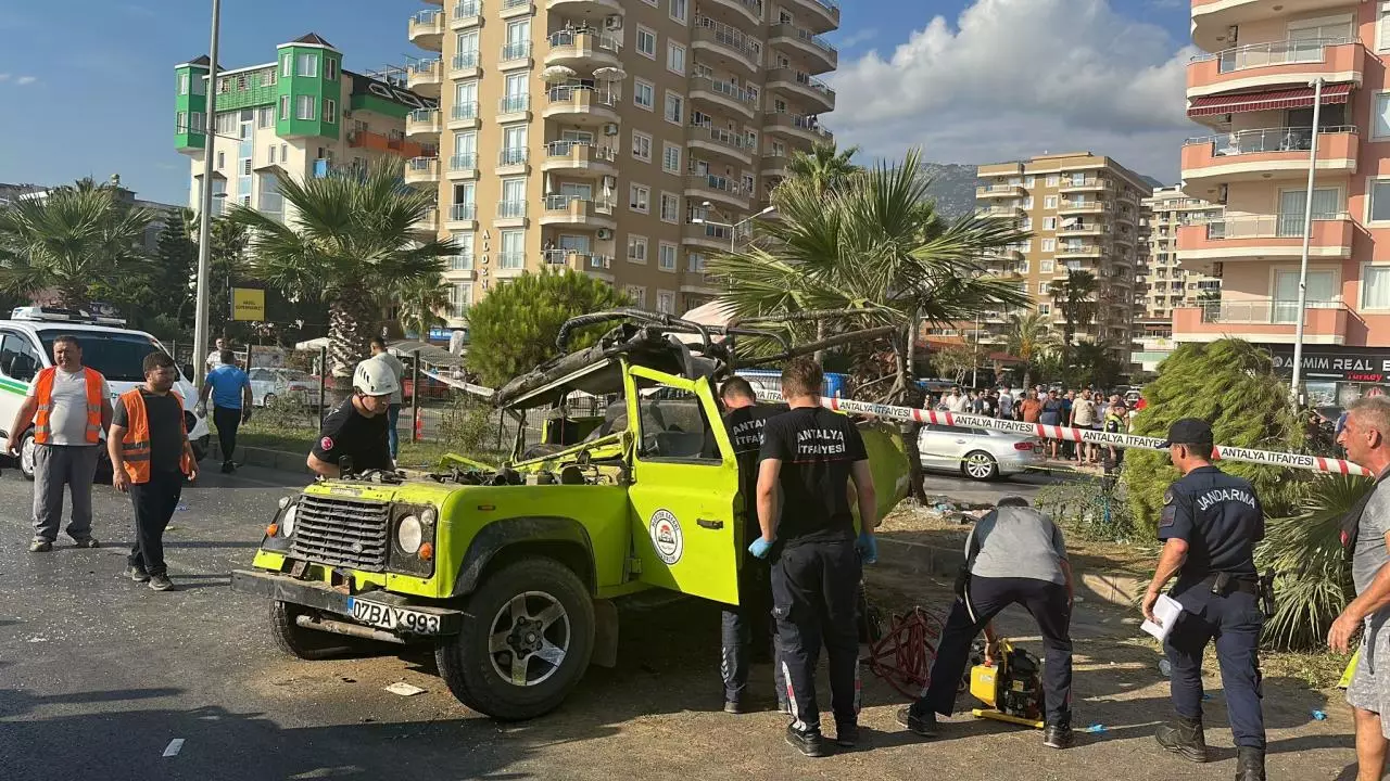 Antalyada qəza nəticəsində 2 turist ölüb, 17 nəfər yaralanıb