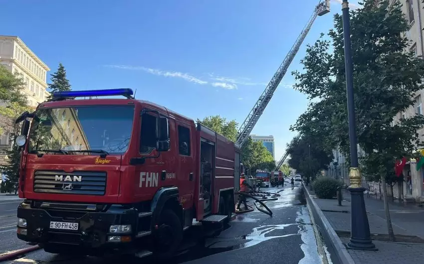 FHN: Bakıda yaşayış binasında yanğın məhdudlaşdırılıb - YENİLƏNİB-2