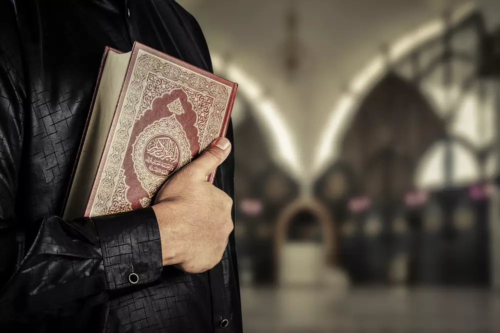 İranlı Quranı yandırdı