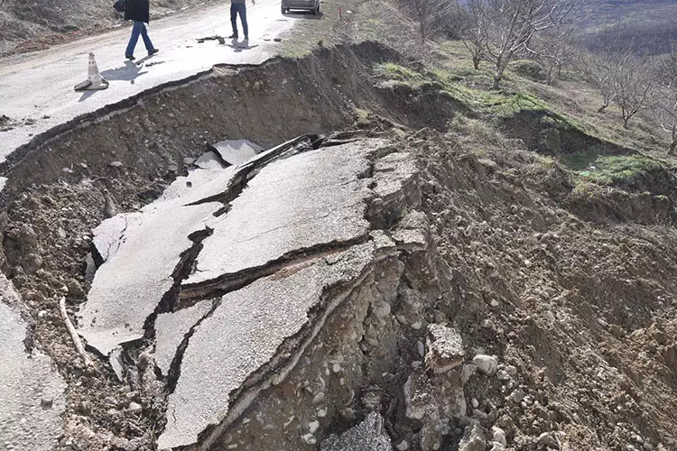 Yardımlıda torpaq sürüşməsi olub, yolda hərəkət məhdudlaşıb