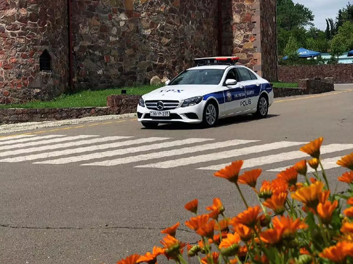 DYP avtomobili polisin üzərinə sürən sürücü barədə məlumat yayıb