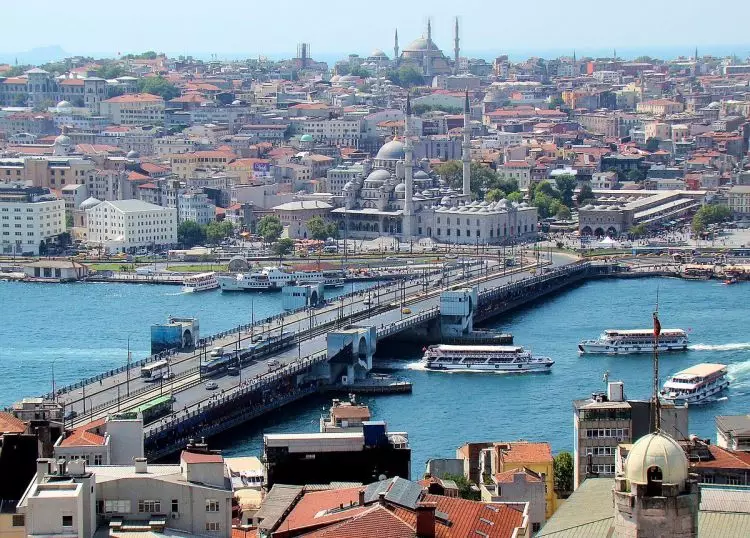 İstanbulun Qalata körpüsü bağlanır