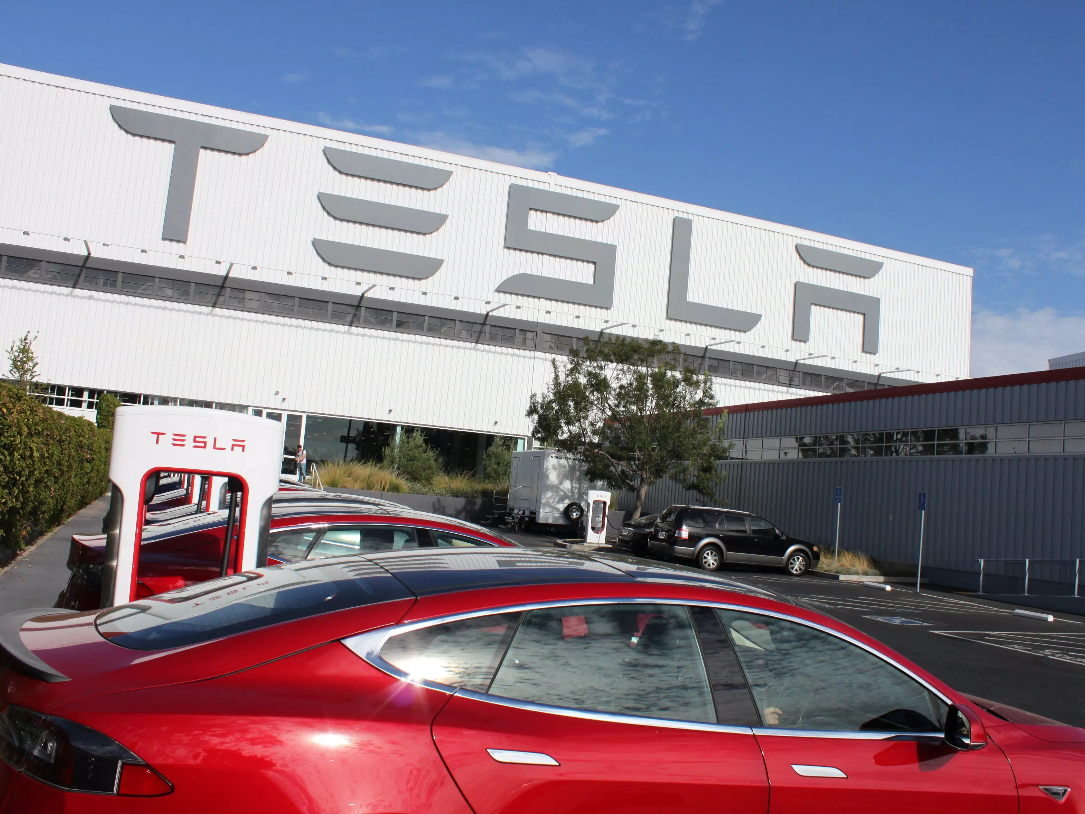 280 min yeni Tesla avtomobili üçün araşdırma başladıldı