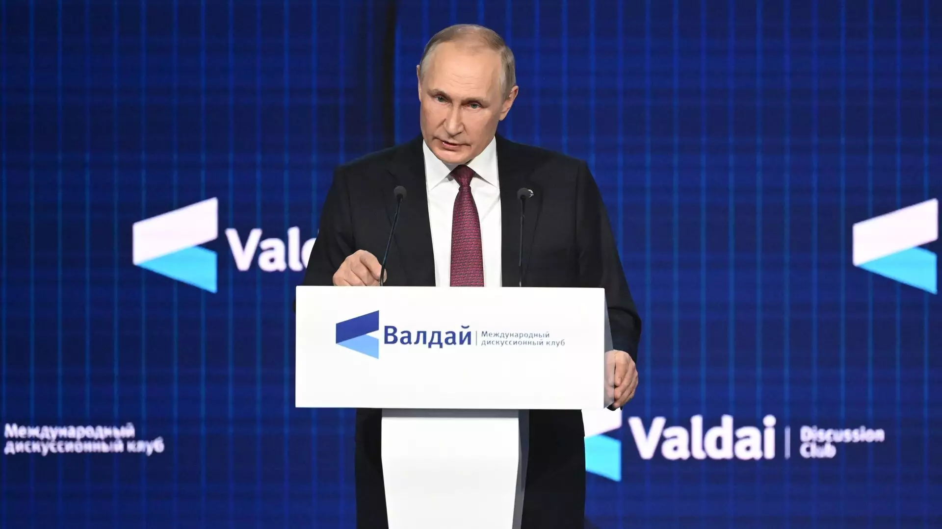 Putin: "Dollar əsasında yaradılan qlobal maliyyə sistemi dağılır"
