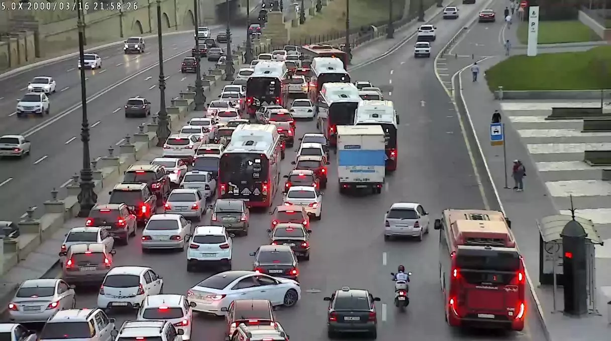 Bakıda 172 avtobus tıxacda qalıb