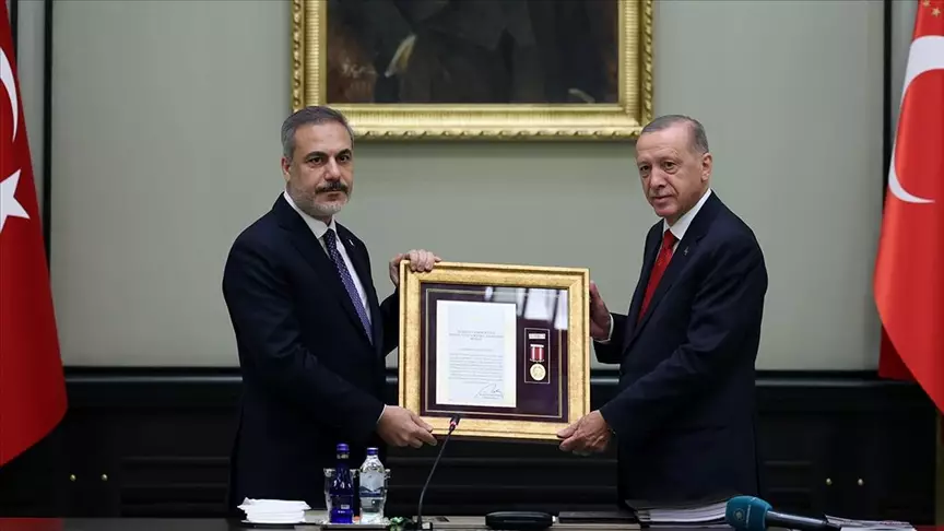 Hakan Fidan "Üstün xidmət medalı" ilə təltif edilib