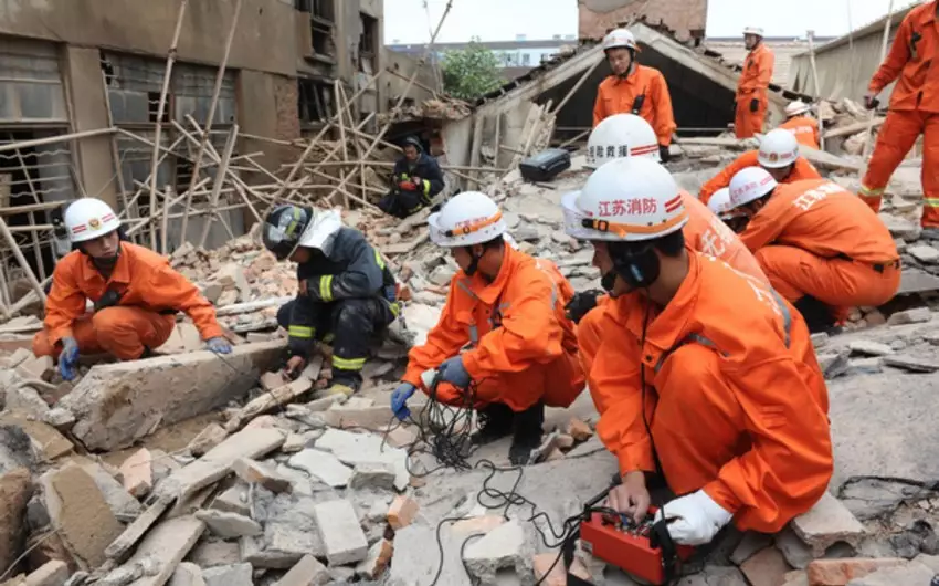 Çində güclü zəlzələ: 126 bina dağıldı