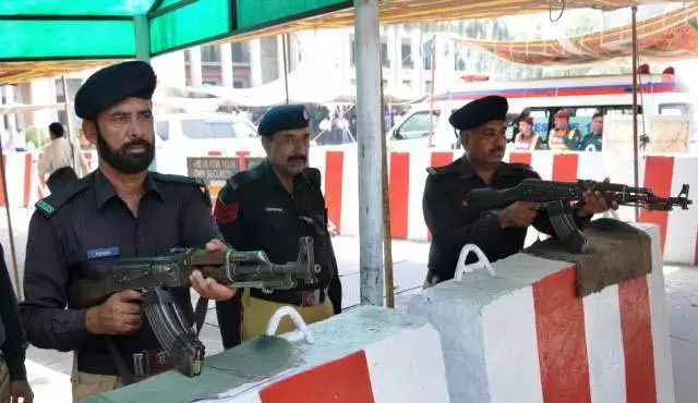 Pakistan polisi uşaqlarla dolu məktəb avtobusunu atəşə tutub