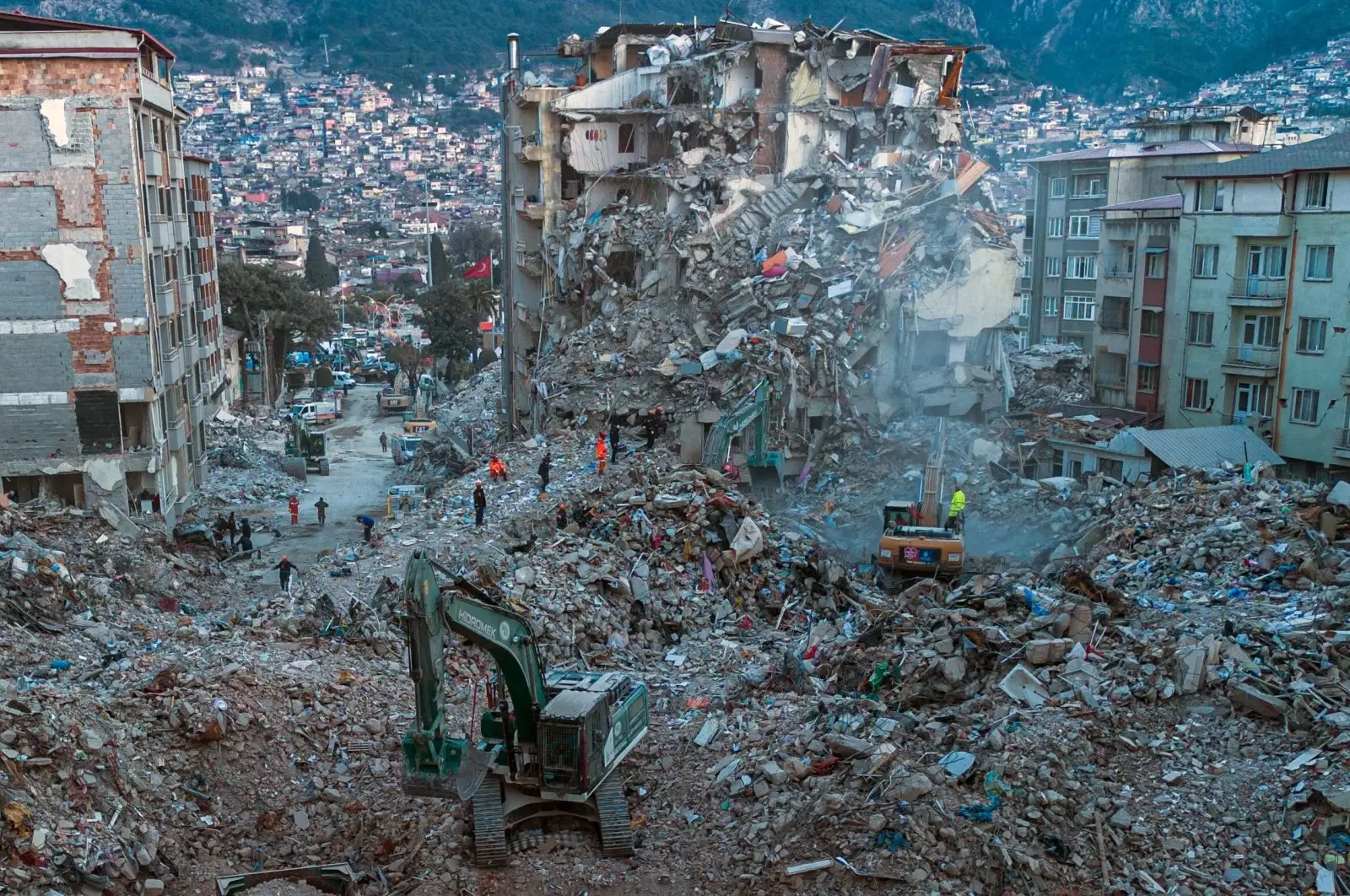 Zəlzələdən ölən tibb işçilərinin sayı açıqlandı