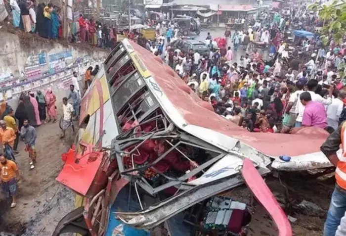 Banqladeşdə avtobus qəzası: 17 ölü