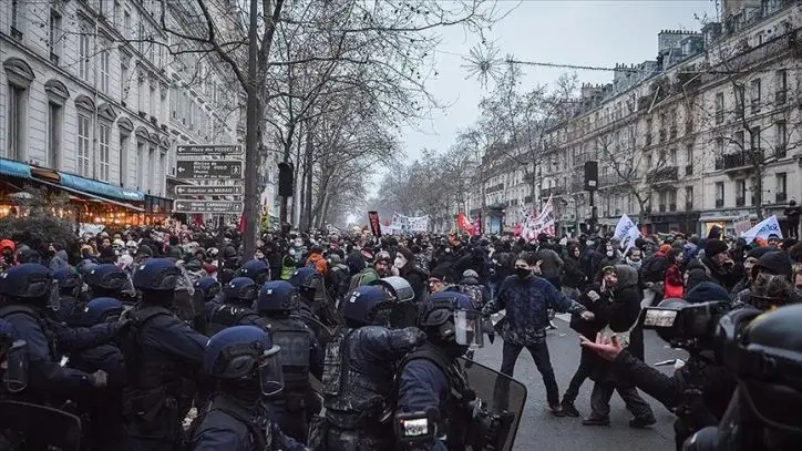 Fransız polis nümayişçi qadını yerə çırpdı - VİDEO