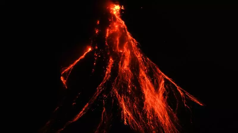 Mayon vulkanı lava püskürüb