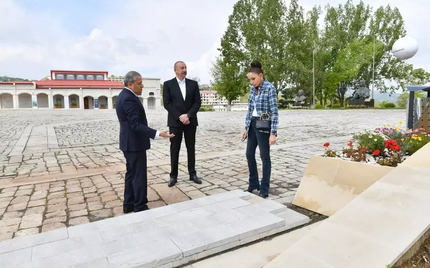 Prezident və birinci xanım Şuşada Xüsusi nümayəndəliyin inzibati binasının qarşısında görüləcək işlərlə tanış olublar