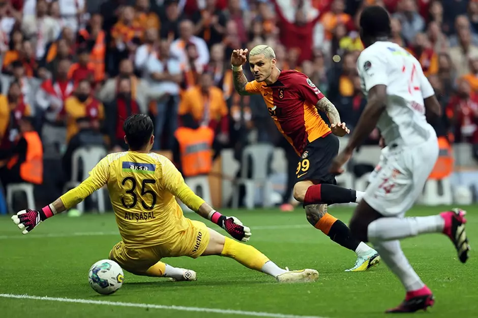 "Qalatasaray" 3 xalı 2 qolla qazandı