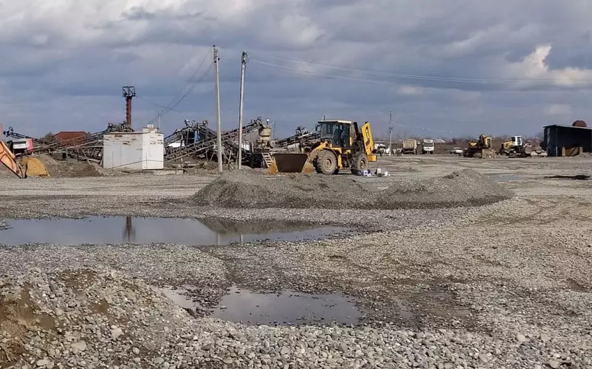 İmişlidə karxanada maşının təkəri partlayıb, şirkət əməkdaşı qolunu itirib