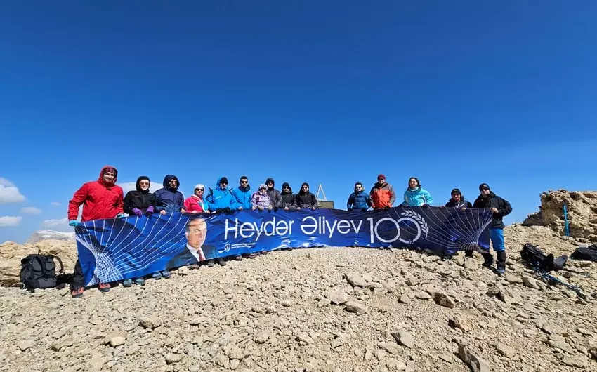 XİN əməkdaşları peşə bayramı günü "Heydər zirvəsi"nə qalxıblar (FOTO)