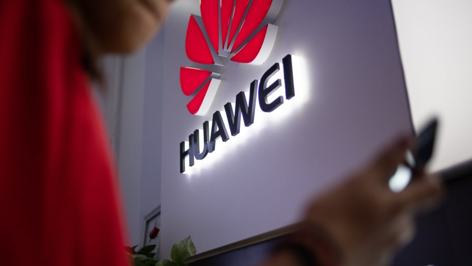 Huawei Rusiya bölmələrindən birini bağlayacaq